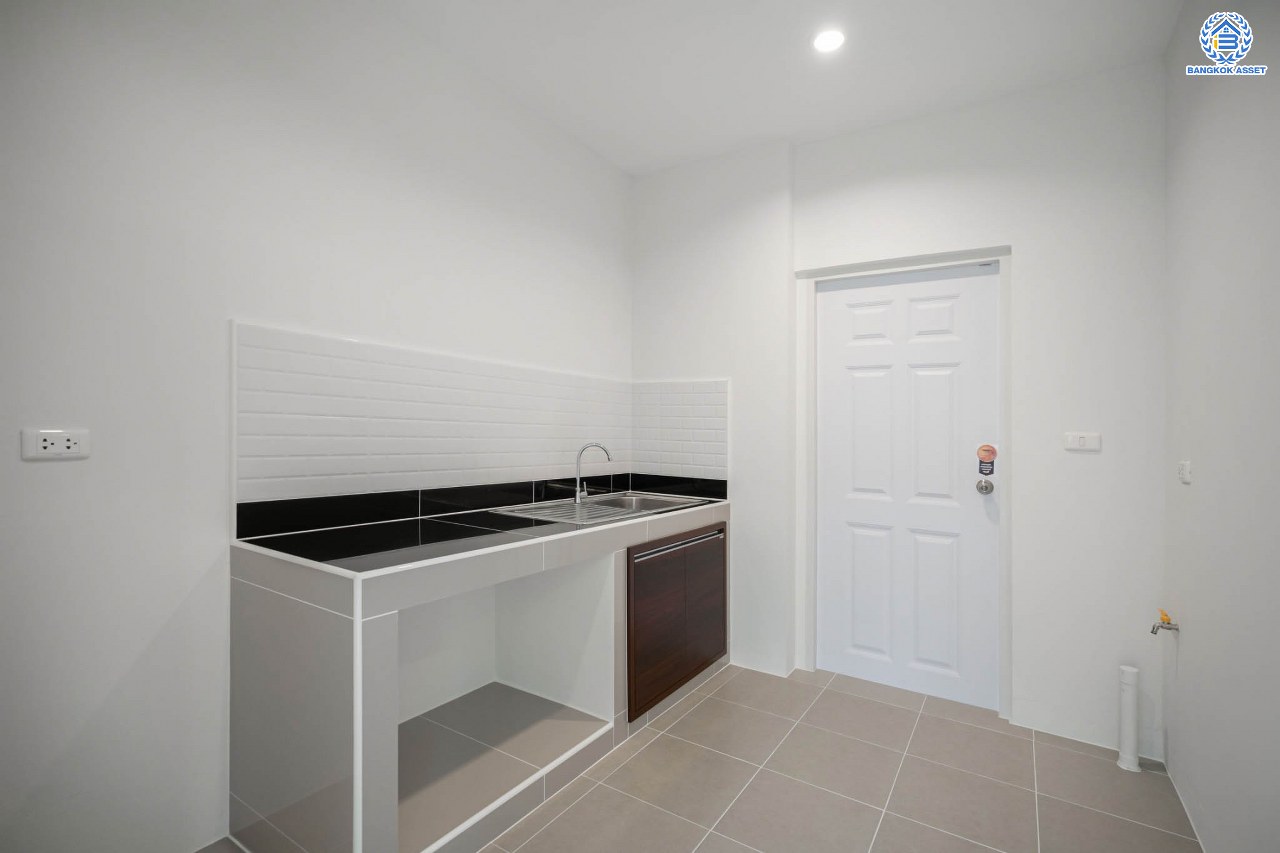 บ้านมือสองตกแต่งใหม่ โครงการ คาซ่าวิลล์ ราชพฤกษ์-แจ้งวัฒนะ จากแบรนด์ Q.House ต่อเติมครบพร้อมเข้าอยู่ เนื้อที่ 50.6 ตร.ว. ฟังก์ชันจัดเต็ม 3 ห้องนอน 2 ห้องน้ำ จอดรถได้ 2 คัน บนทำเลศักยภาพ ติดถนนราชพฤกษ์ ใกล้ทางด่วน "แจ้งวัฒนะ" และเซ็นทรัลแจ้งวัฒนะ